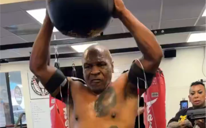 泰森为了和jake paul的比赛做训练