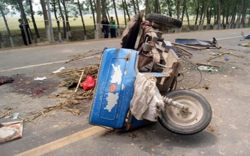 [图]【事故警世钟】奥迪车开挂超速撞散农用三轮车这个交通事故太严重了176期