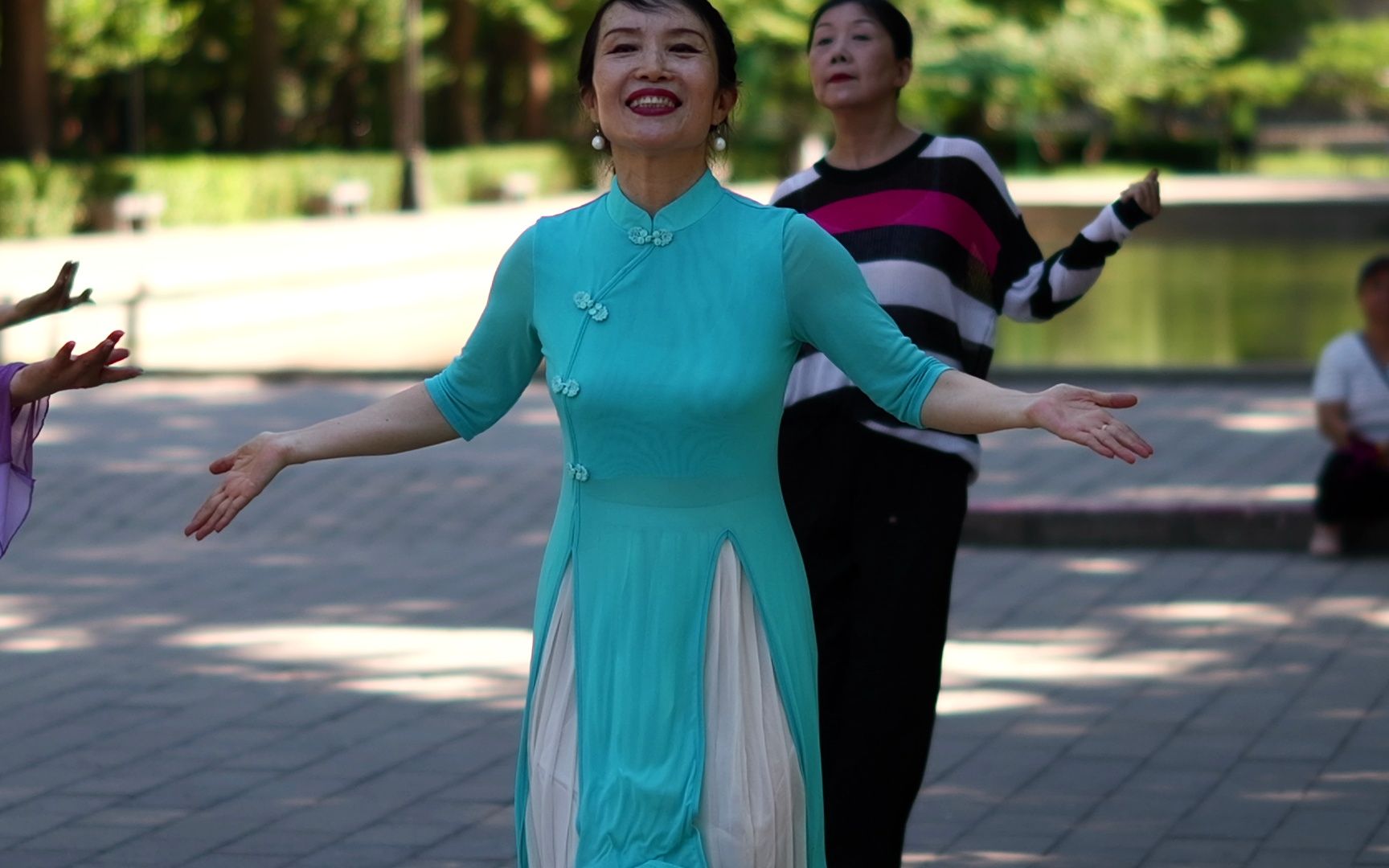 玲珑舞蹈队文君老师20230709(老师们热爱舞蹈,高温下依然坚持)