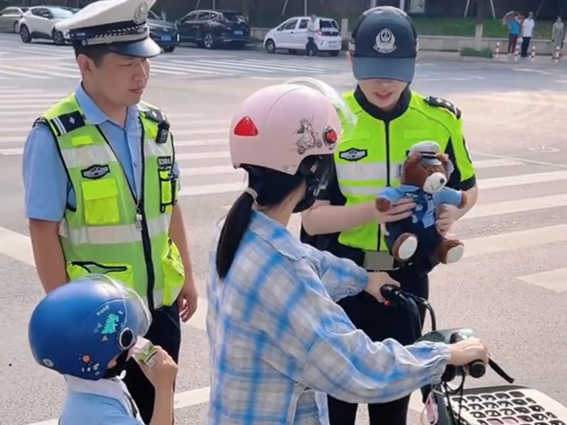 全国蜀黍都在送的警察小熊,可千万不要买成盗版了呀!认准蓝帽子logo牌!哔哩哔哩bilibili