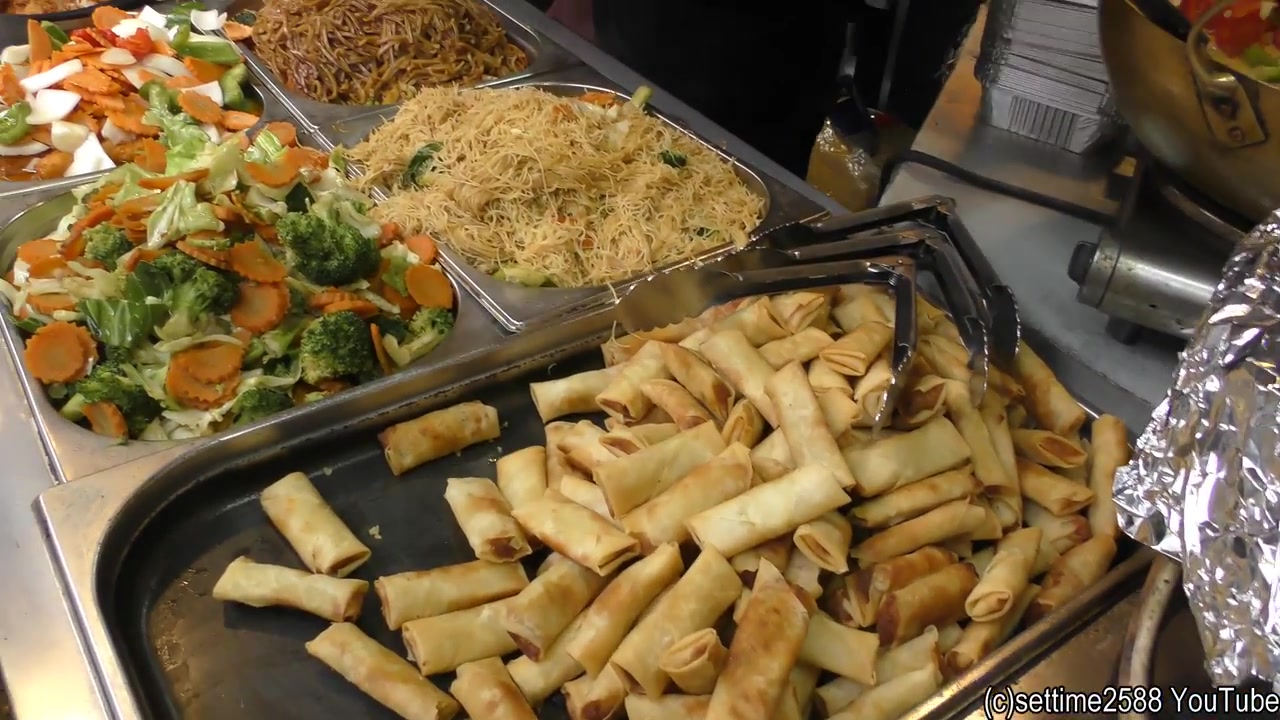 【各国路边小吃】泰国街头快餐食品 大块排骨汤面 炒面 烤鸡腿等等