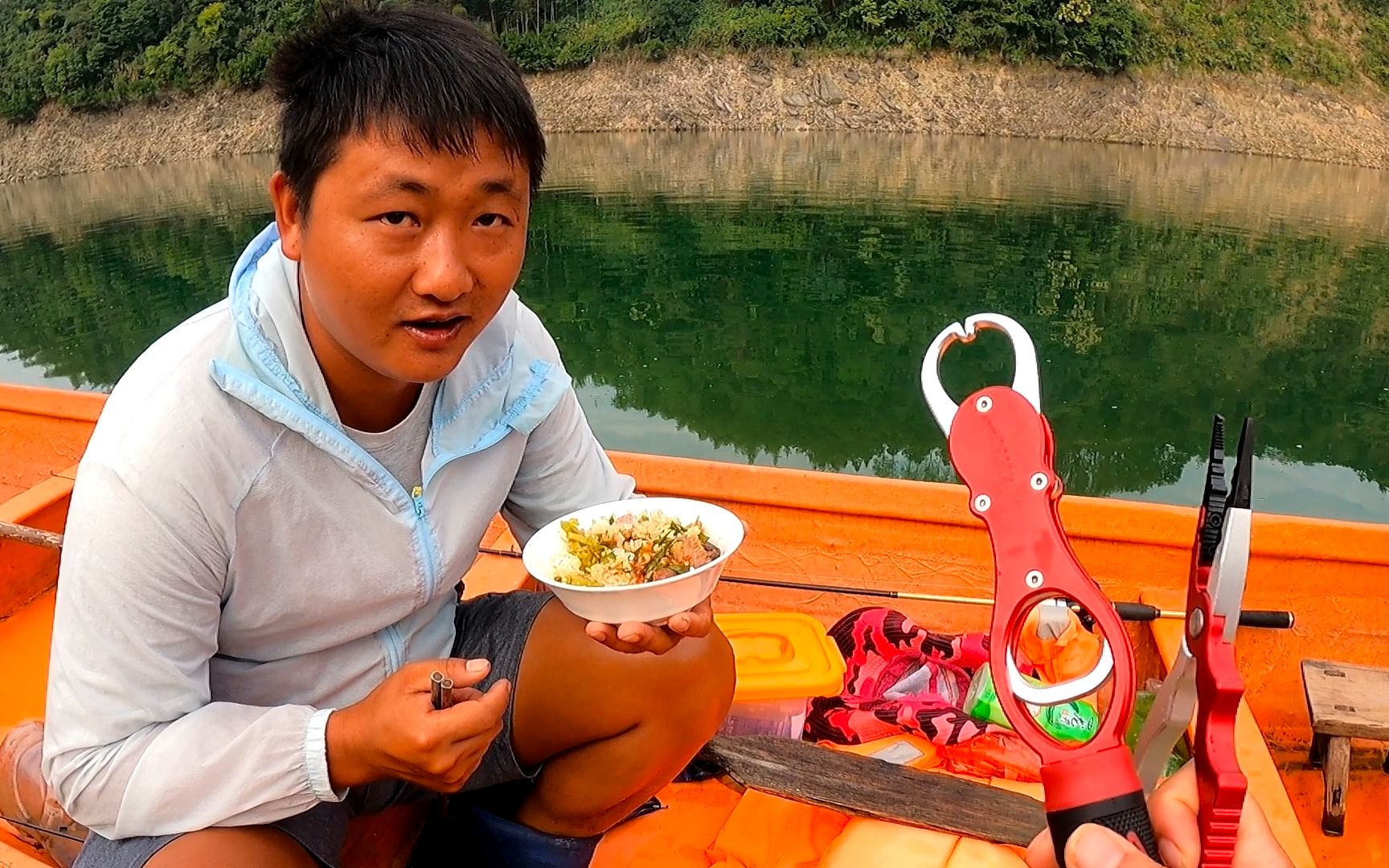 小韩没吃早饭去钓鱼,老婆好体贴给我送饭,看到新控鱼器马上翻脸哔哩哔哩bilibili