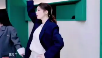 “我就像受伤的玫瑰需要你浇灌着泪水～”