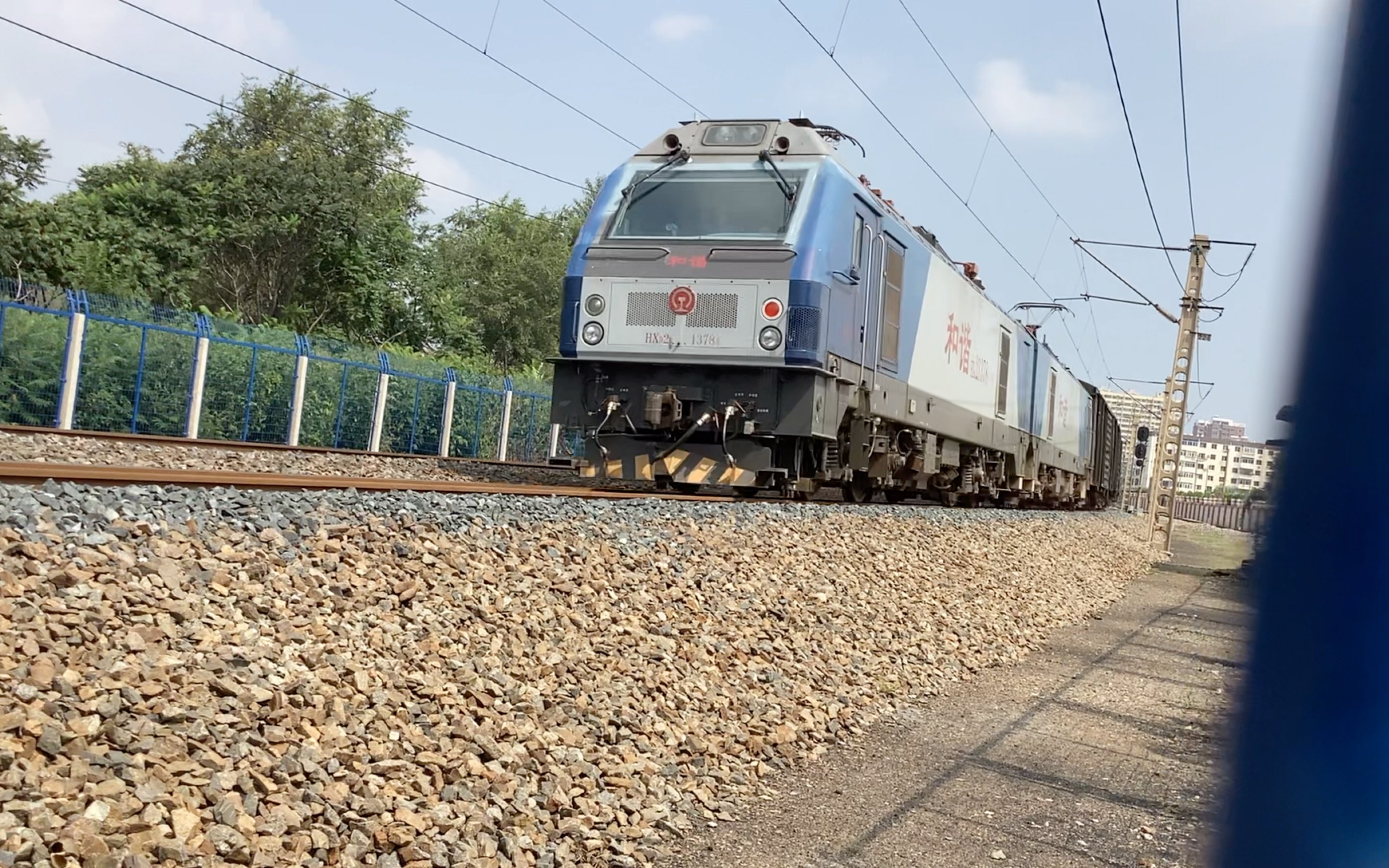沈局辽段hxd21378牵引混编货列通过机位