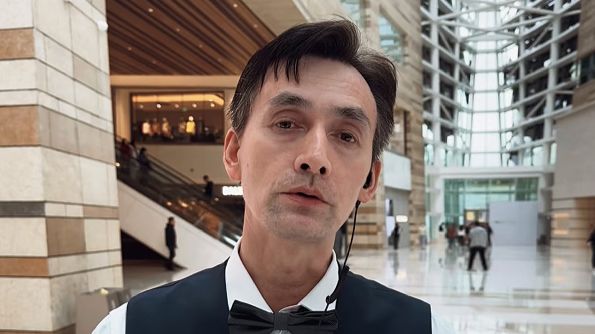 沈阳，商场保洁大叔意外走红网络，长相撞脸多位明星，东北大叔朴实回应，网友：每次遇到都觉得很惊艳！