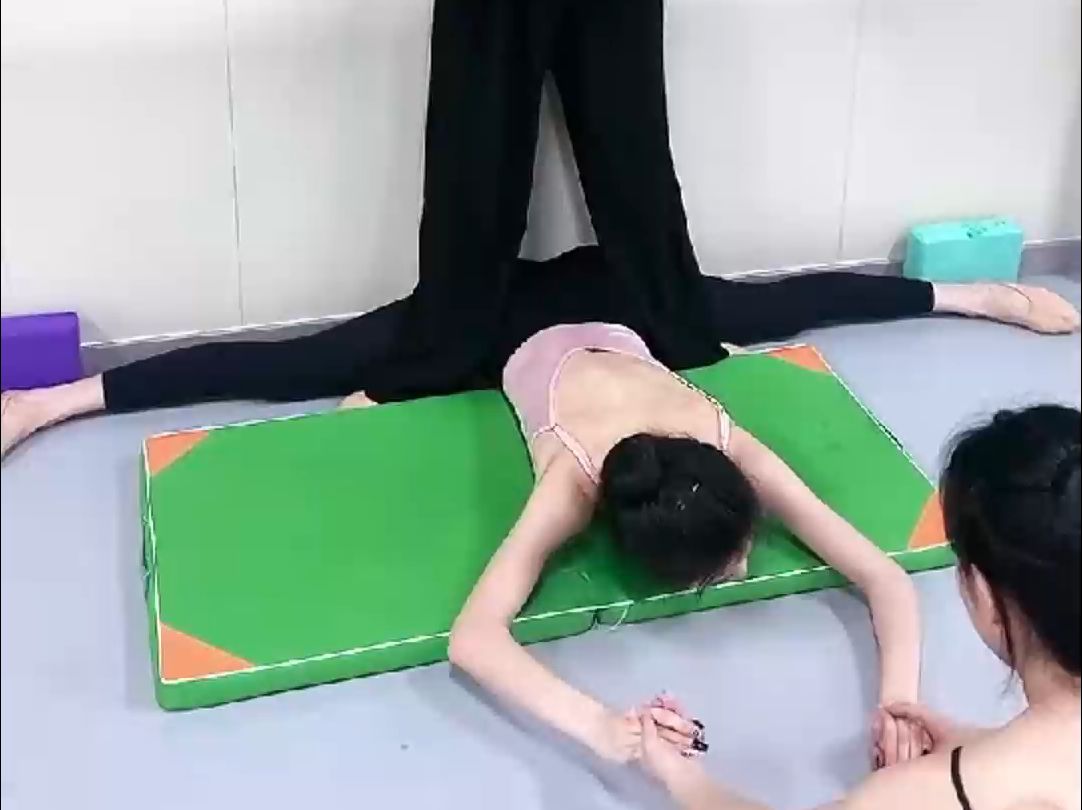 舞蹈生耗腿,压横叉,踩胯