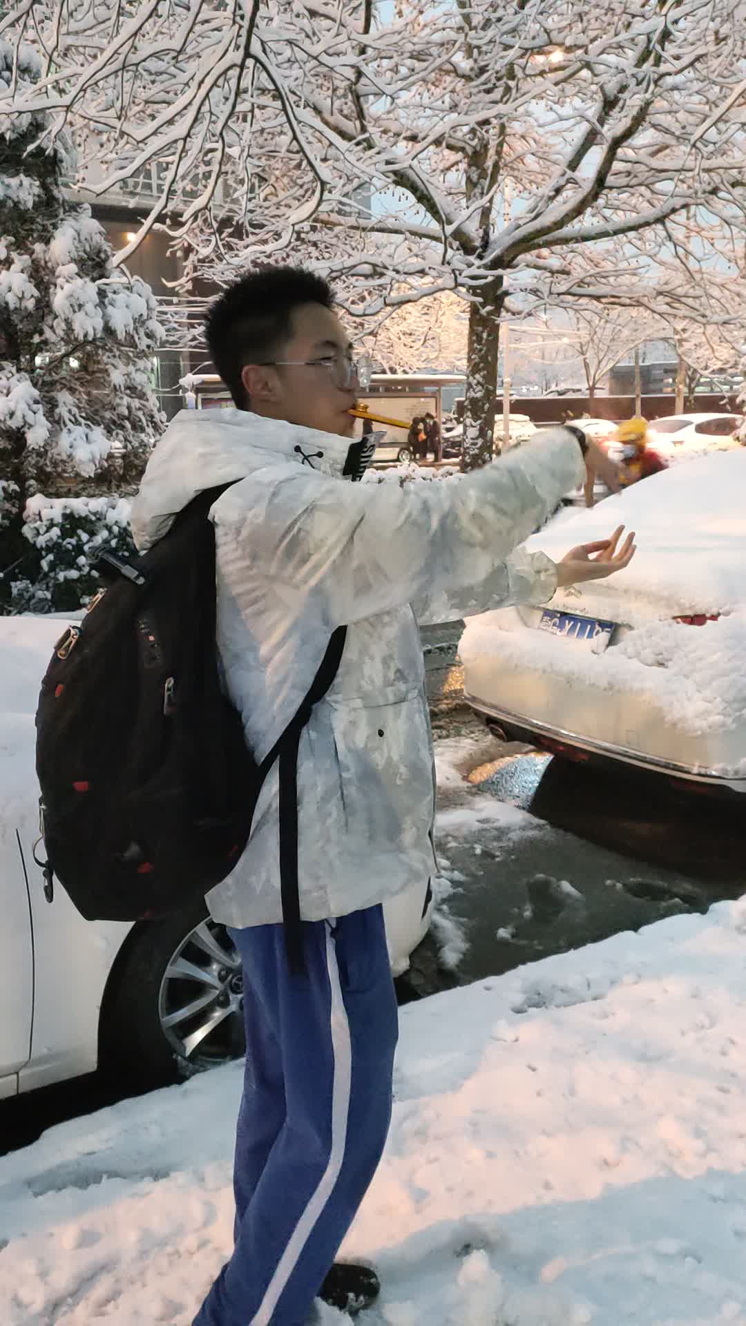 某学校高二男生竟在路边做这种事!