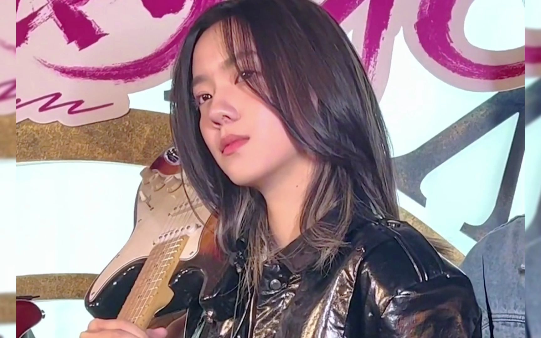 庄达菲 黑夹克造型好飒!咱就说拿着吉他也太帅了吧,宝藏女孩认证