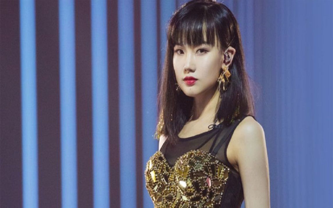 黄龄要封神了,破百亿播放的《大风吹》唱得这么"骚",腿都软了