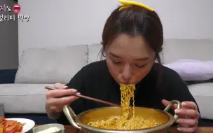 Скачать видео: hamzy美食吃播】：今天的菜单是紫菜包饭，拉面