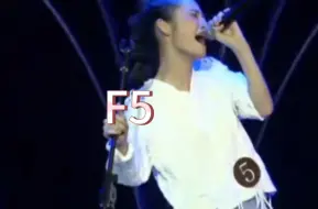 Video herunterladen: 【关于姚晓棠】早期高音F5混声拉长（建议姐现在再好好琢磨唱功·真的很重要·以前明明这么能唱）