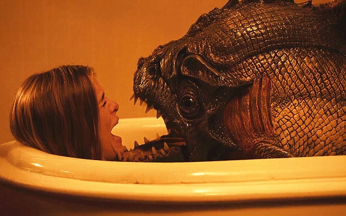 美女正在沐浴,不料却被变异食人鱼袭击,这是怎么回事,太可怕了