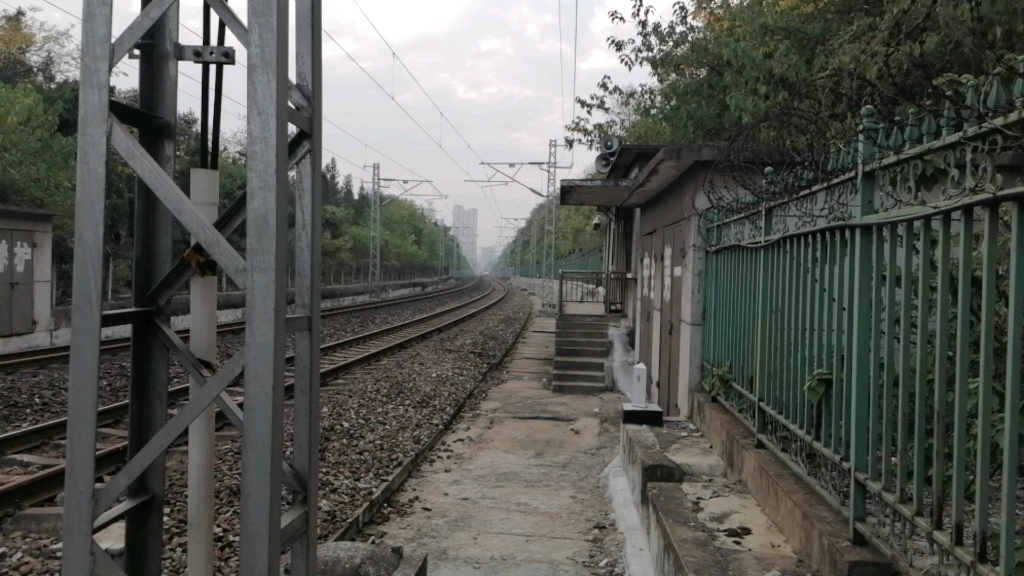 武局南段的hxd1d0182牵引z45次列车的车底通过,列尾附挂sy25t999422