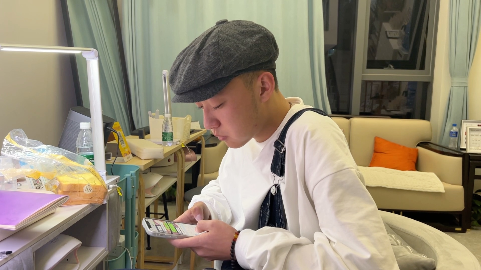 00后男美甲师.他们一个月能赚多少钱?