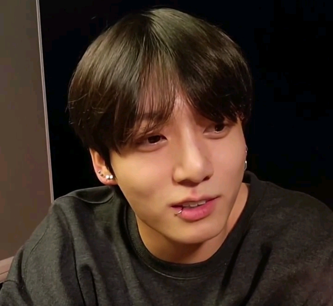 【正泰】:柾国直播,被问到泰亨很帅气吧,一顿神夸,然后各种口渴啊,你