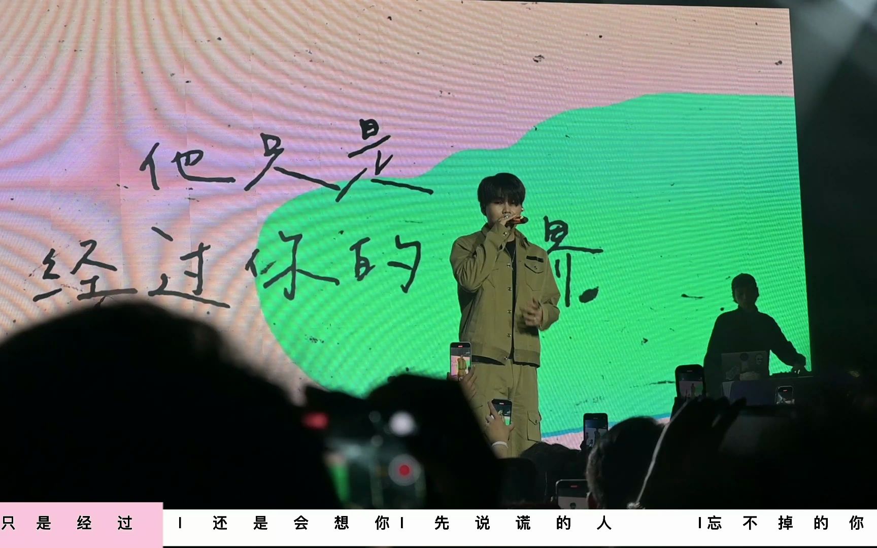 H3R3(刘清云)天津场livehouse emo三部曲 《他只是经过》《还是会想你》《忘不掉的你》哔哩哔哩bilibili