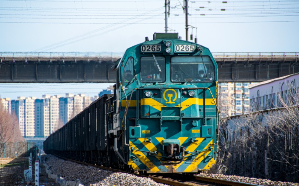 上局宁东段nd5 0317牵引空长轨列车南京站发车与t132次交汇