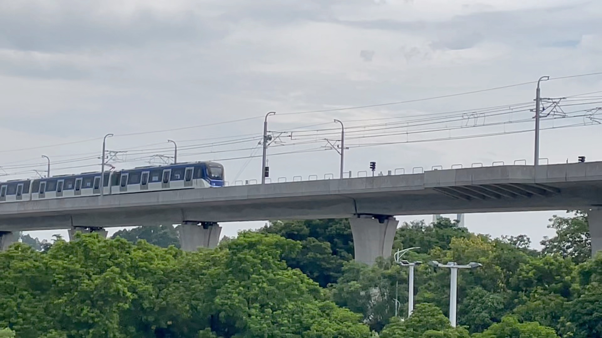 佛山三号线大学城列车进站