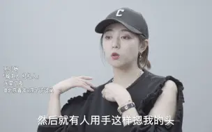 Download Video: 帮女明星换鞋时，边换边想：“我都没给我妈换过，凭什么给你换？”