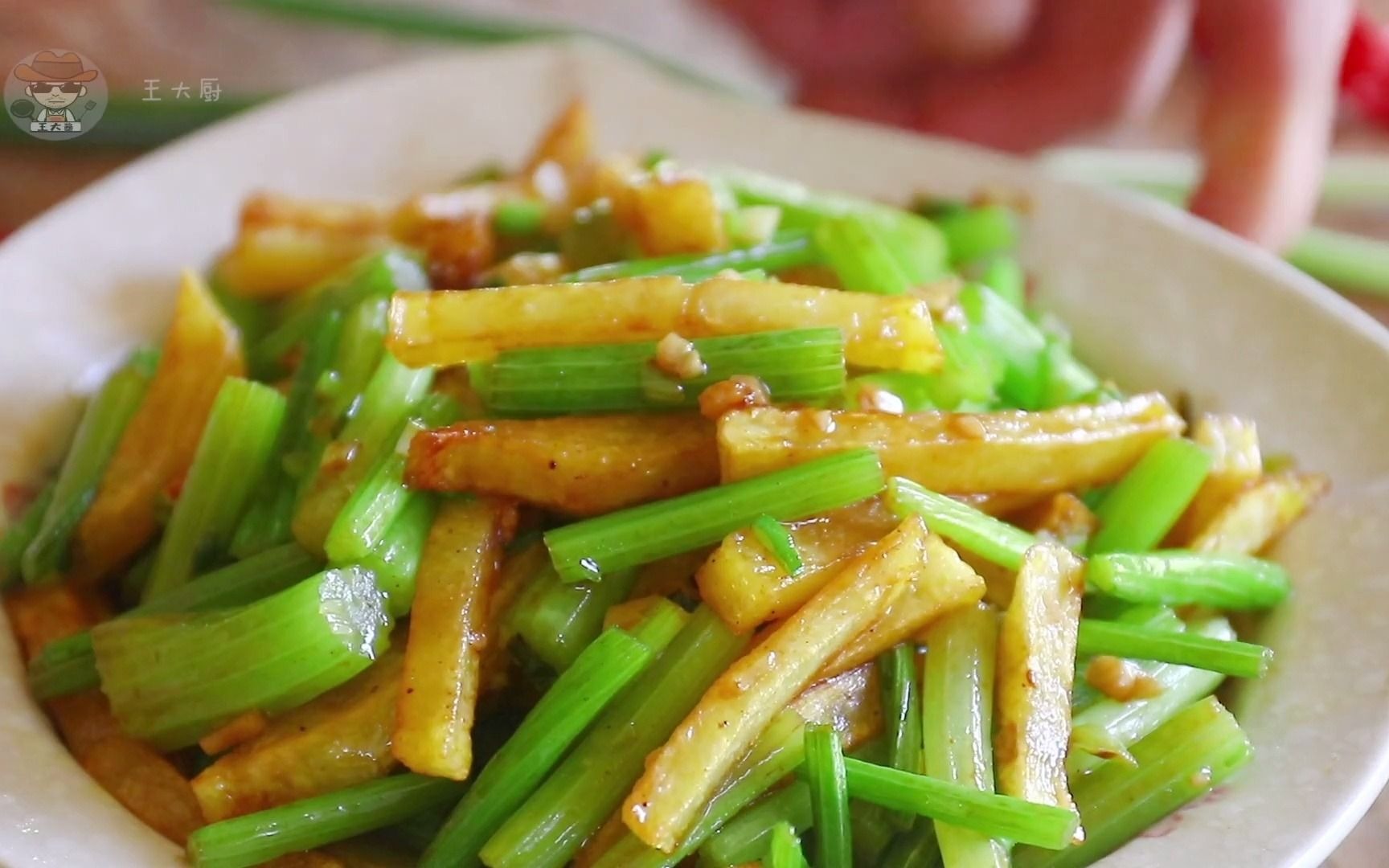 【美食教程】美味的家常小炒,芹菜炒土豆条,营养美味,可口下饭_哔哩