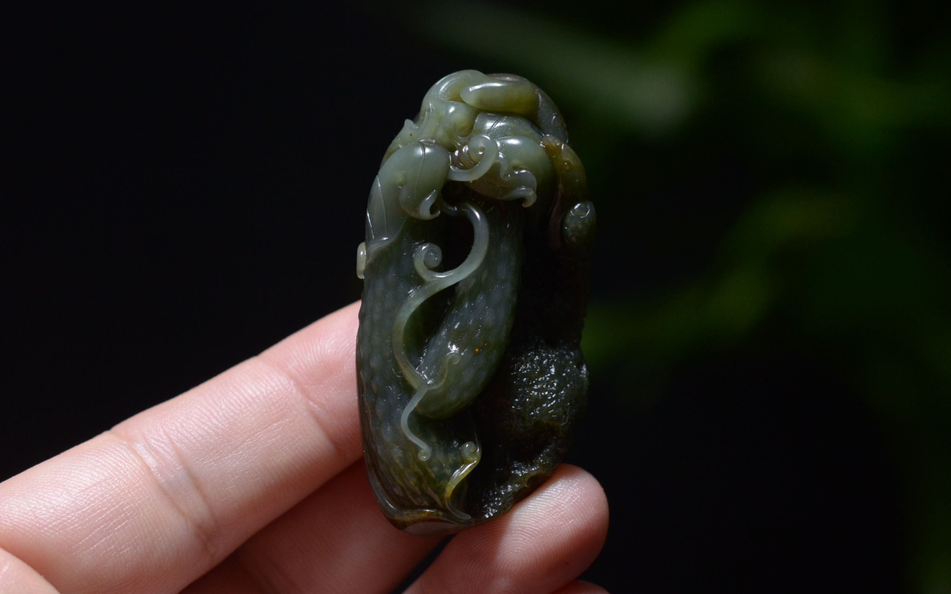 今日拍品:新疆和田特色万年黑皮浓郁青玉独籽福瓜