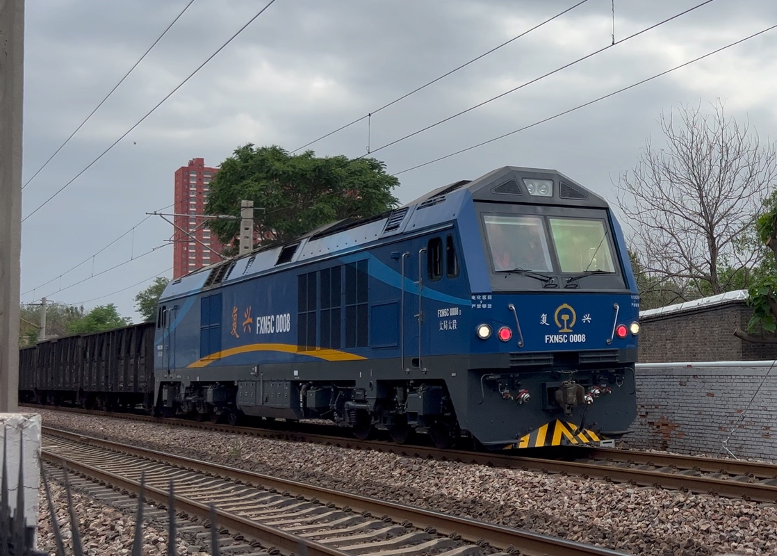 太局太段fxn5c-0008牵引敞车大列中速通过.