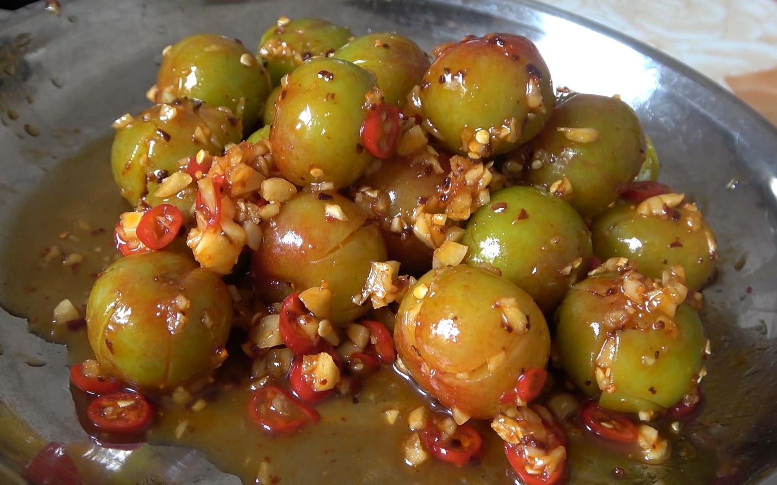 又到吃李子的季节了,筱筱做了道凉拌酸辣李子,看着好诱人啊_哔哩哔哩