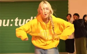 Скачать видео: 【街头女战士】学任何一个新舞种都可以用XG的new dance（狗头）丨编舞Locker Zee丨BGM: dddd