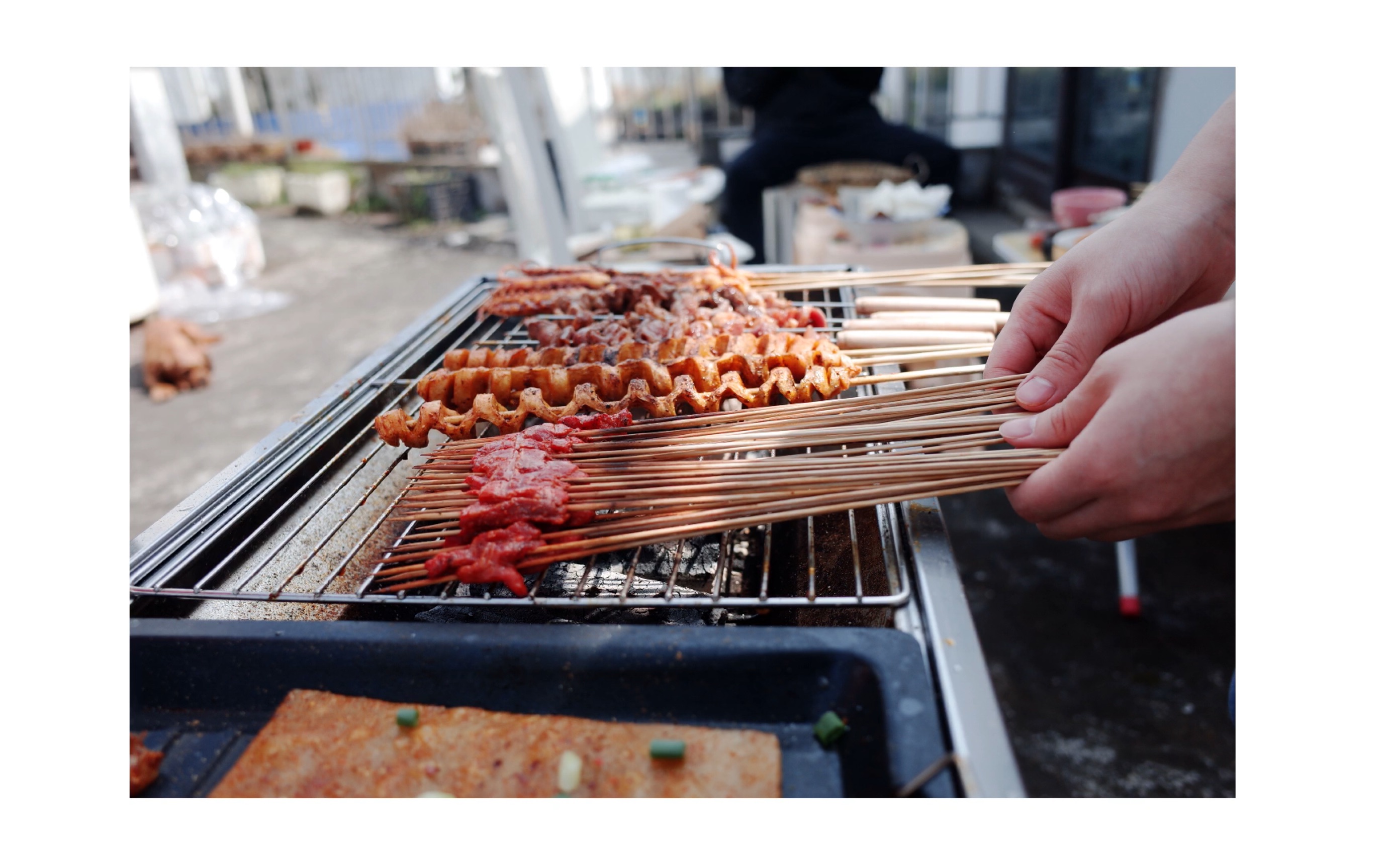 是摇晃的镜头晴朗天气楼顶烧烤