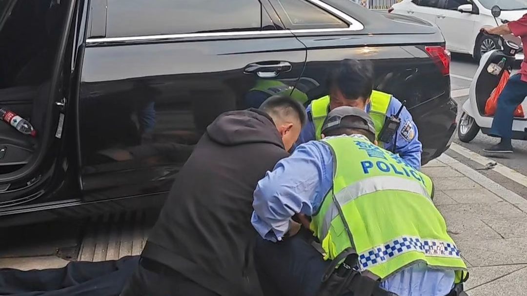 生死救援！ 司机突发心梗昏迷车辆失控 市民冒险拦车救人