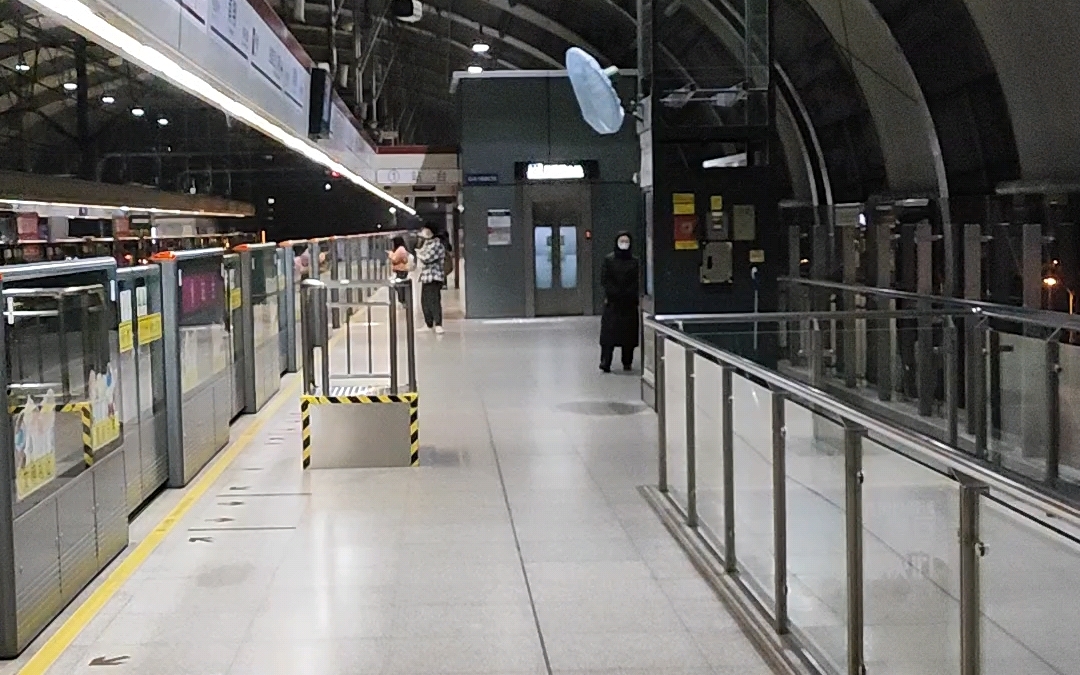 夜幕下的南翔地铁站