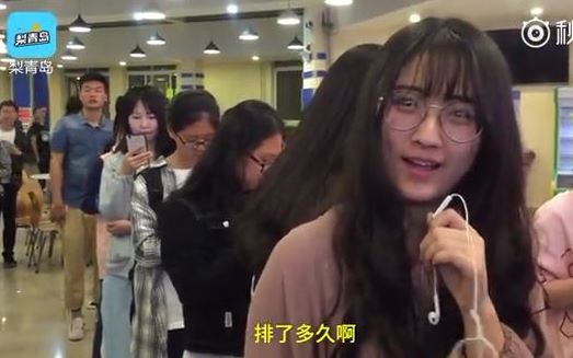 [图]【中国海洋大学】狗粮撒出新高度！他食堂写论文女友剥虾喂！