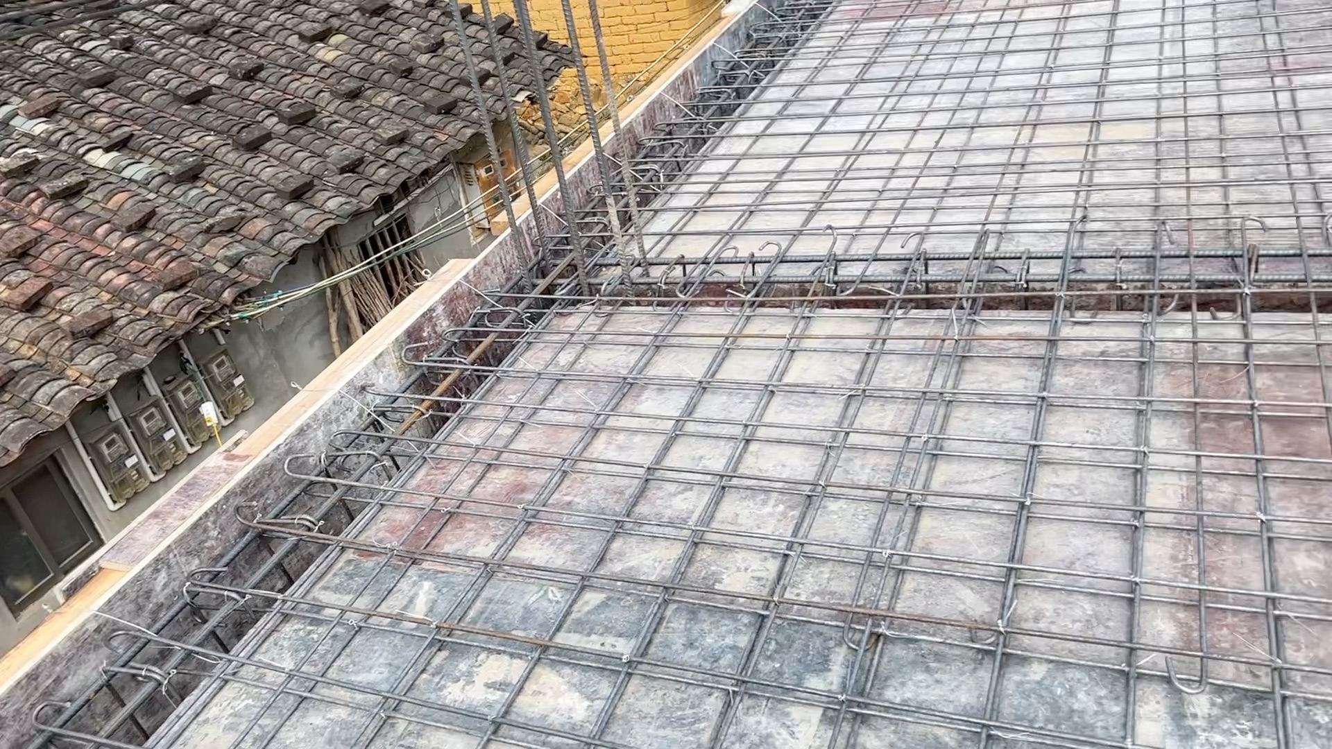 广西农村人盖新房子,楼面钢筋一天就绑完了,坐等明天浇混凝土了