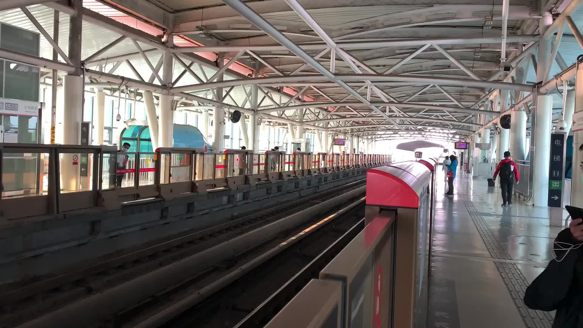 北京地铁5号线列车进站出站大屯路东站