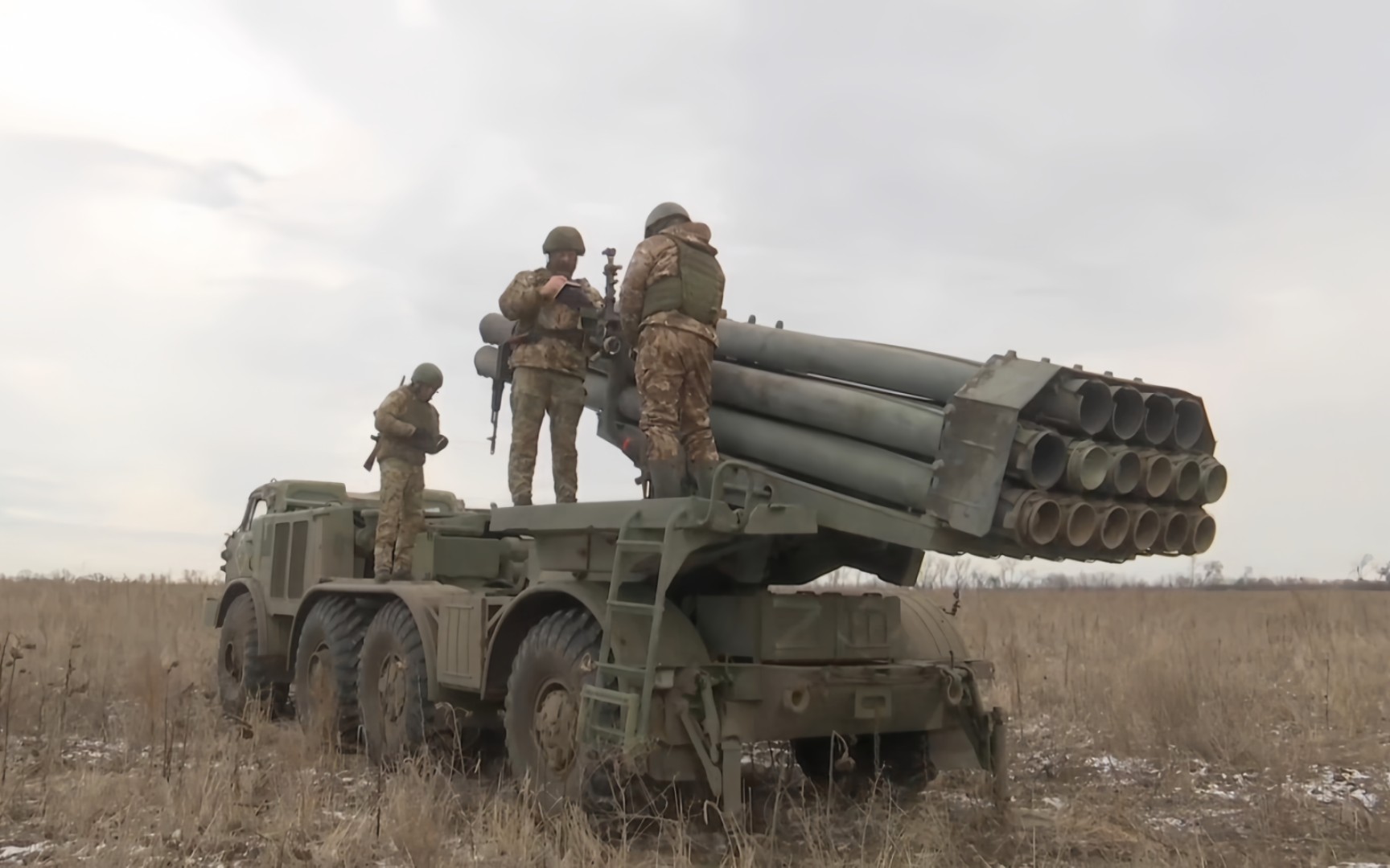 俄军西方军区飓风火箭炮在特别行动区执行任务