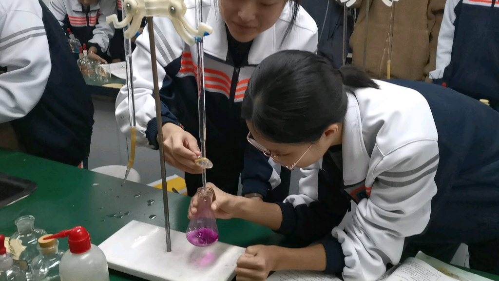 学生做酸碱中和滴定实验,这操作相当不规范,但滴定终点很明显