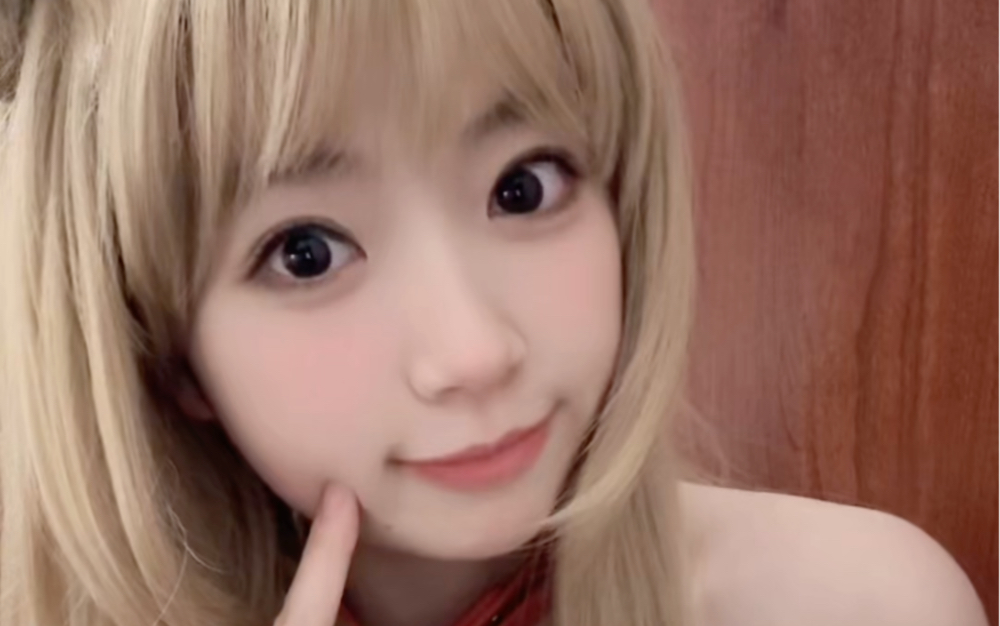 注意看 这个女人叫小美