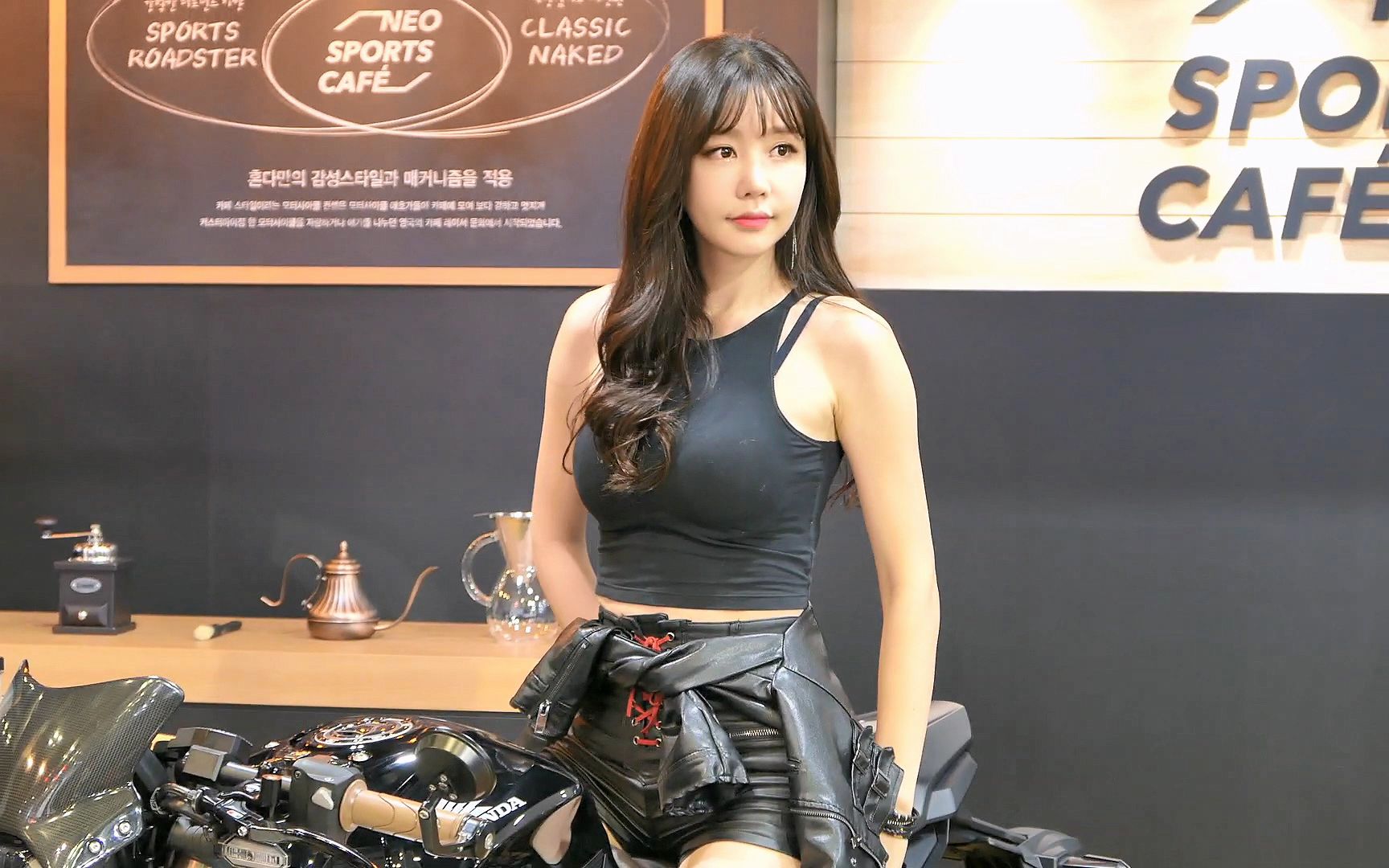 机车车模洪智妍,身穿背心热裤,英姿飒爽,美腿修长,美丽性感