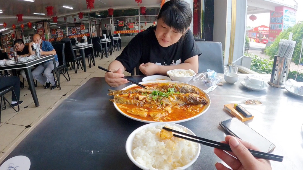 盘锦高速服务区吃午饭,大盘海鲈鱼豆腐粉条58元,配米饭真香