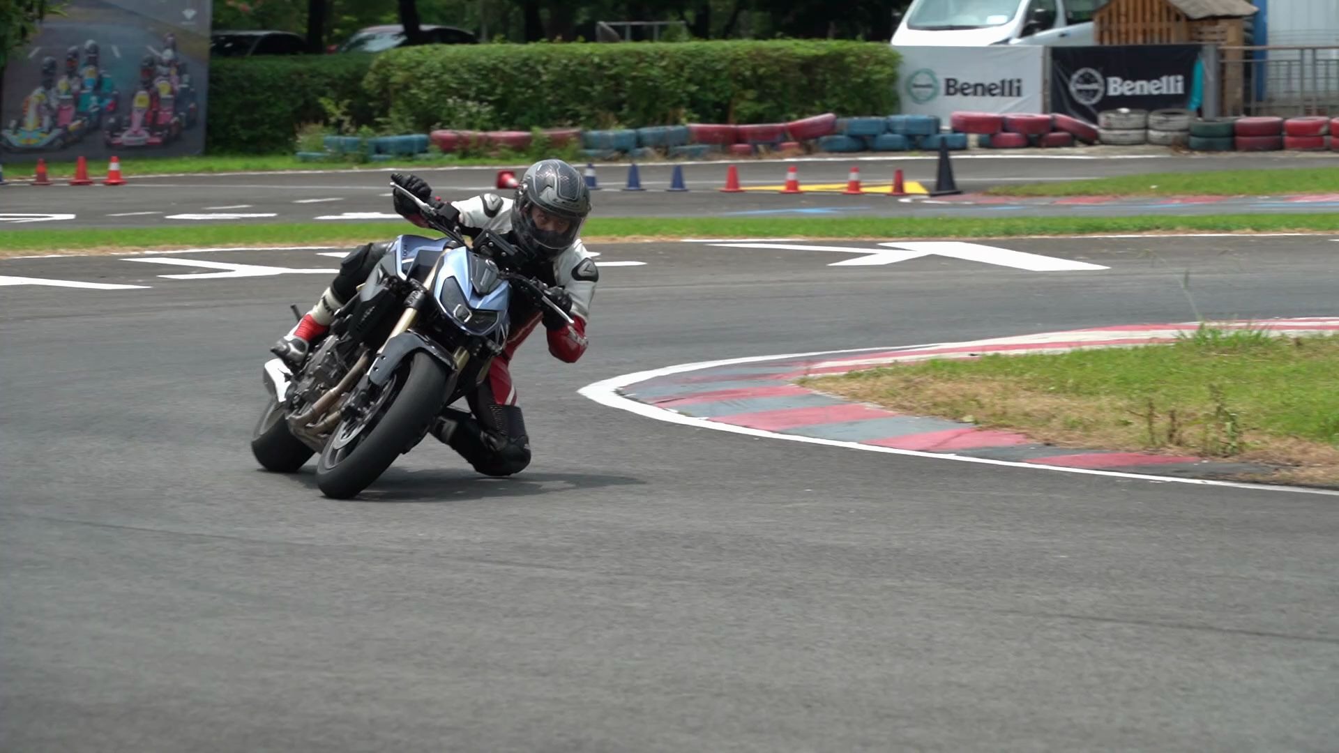 qjmotor追600赛道压弯实测!