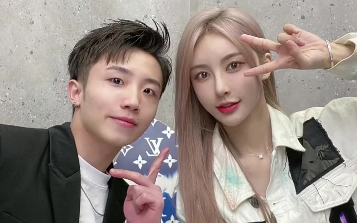 林更新的理发店 贝拉酱女神的新发色 也太显白了吧