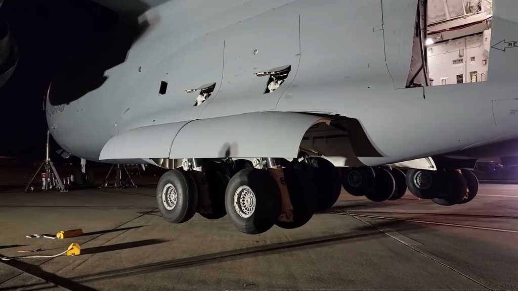 美国空军c17a运输机起落架收放过程