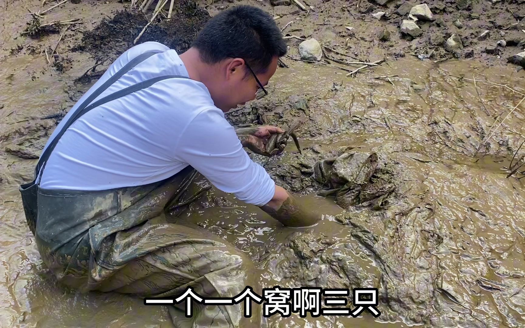 花50元包下鱼塘捡漏,小伙手脚利索,抓到塘主后悔,赚大了