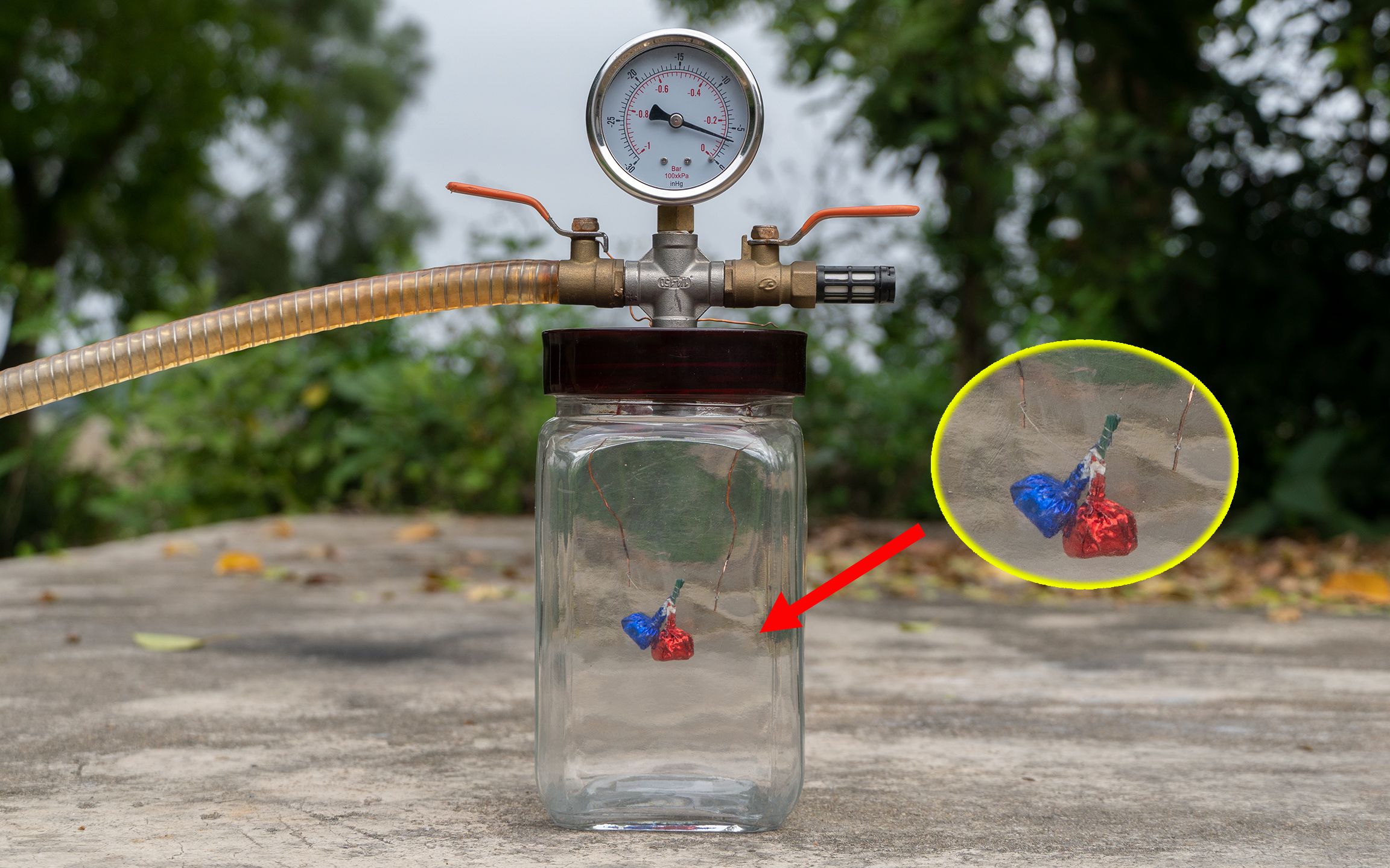 "糖果炮"在真空环境中点燃,会发生什么呢?