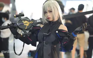 Descargar video: 明日方舟 cos 斯卡蒂 2020麽多漫展