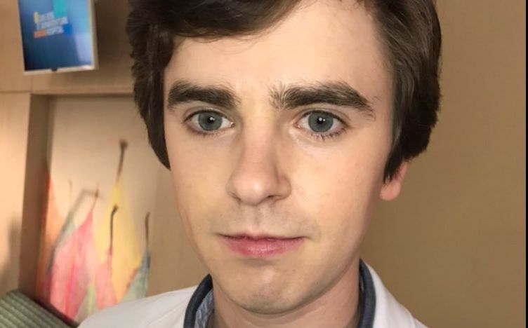 好医生剧组日常——海默的笑容超可爱,袜子超骚气,超喜欢逃避镜头