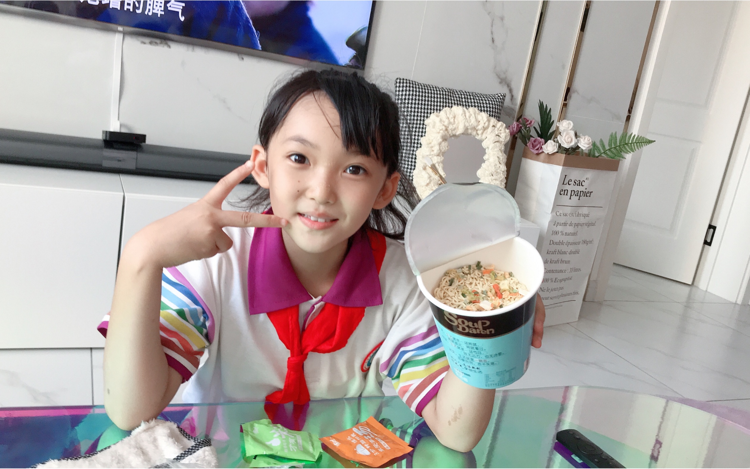 晨妤不吃饭花5元买泡面吃,妈妈直呼:这么小的方便面是浓缩的吗?