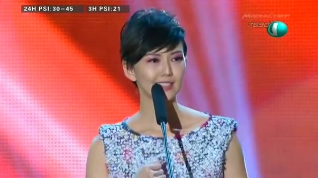 [图]孙燕姿 2014 获得 金曲奖 最佳专辑奖 最佳演绎女歌手奖品 最受欢迎女歌手 演唱 克卜勒 开始懂了 当冬夜渐暖 天使的指纹