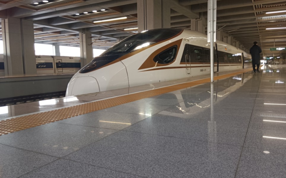 g7814/7811次列车出北京朝阳站