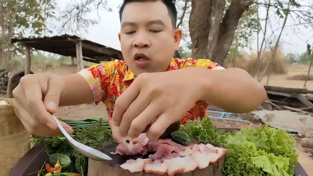 新鲜猪肉刺身 秘制蘸水